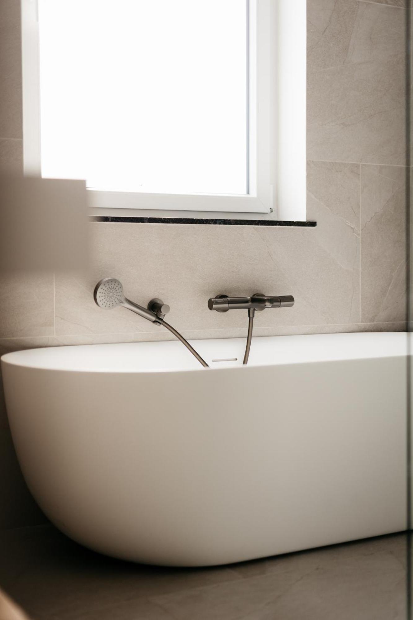 The Edgewater Suites - Park View Namur Bagian luar foto