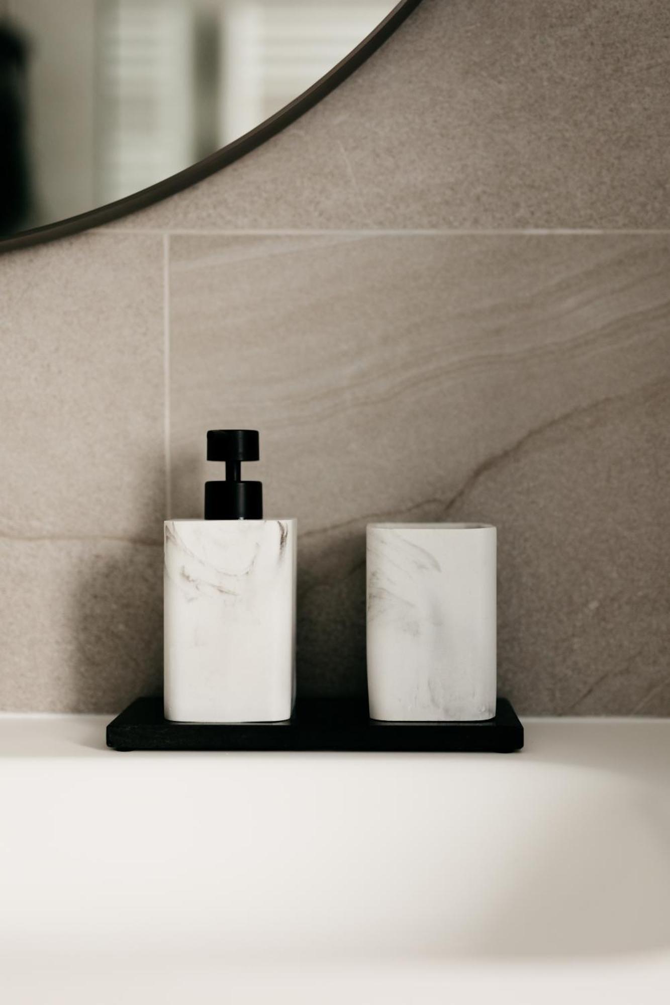 The Edgewater Suites - Park View Namur Bagian luar foto