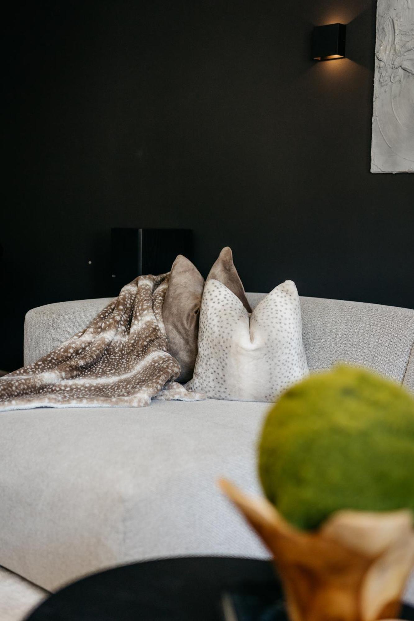 The Edgewater Suites - Park View Namur Bagian luar foto